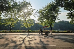 Miền Bắc nắng to, mưa dông bất chợt