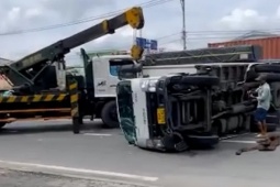 Xe tải lật trên đường Đỗ Mười, hai người thoát chết trong gang tấc