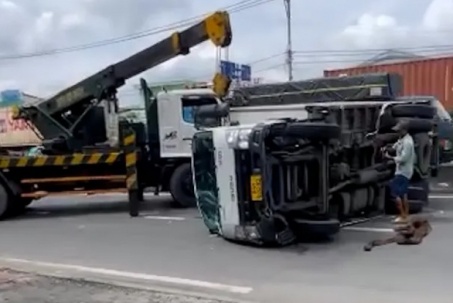 Xe tải lật trên đường Đỗ Mười, hai người thoát chết trong gang tấc