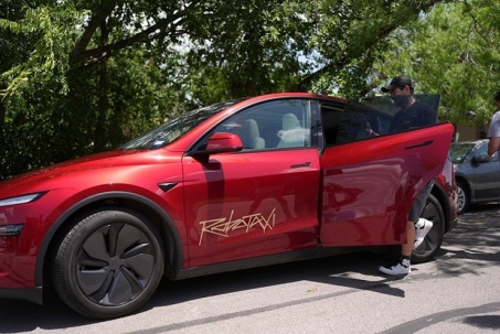 Tesla ra mắt dịch vụ robotaxi tự hành với giá 4,2 USD/chuyến