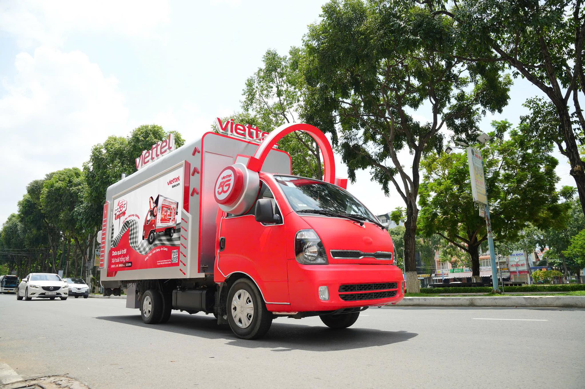 Chuyến xe 5G với thiết kế như một “trạm sạc data” di động, thu hút mọi ánh nhìn