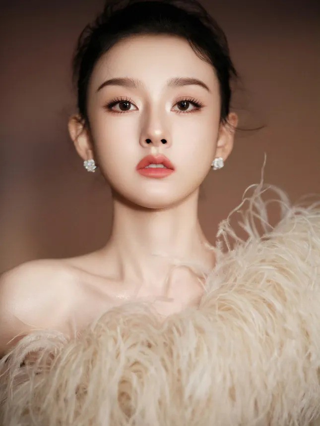 Tống Tổ Nhi vừa có ba phim liên tiếp lên sóng, trong đó Khom Lưng thành công đột phá giúp nữ diễn viên lấy lại được sức hút sau nhiều năm ngủ yên chờ scandal trốn thuế qua đi. Vì thế mà ở đại hội chiêu thương lần này, Tống Tổ Nhi là nhân vật được chú ý đặc biệt.