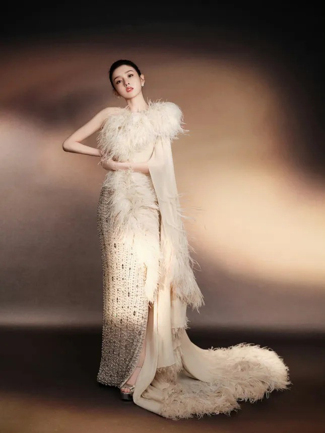 Tống Tổ Nhi có tới hai dự án góp mặt trong sự kiện này là Biểu Muội Vạn Phúc cùng Liêu Trai nên cũng thay đổi tạo hình khi giới thiệu từng phim. Ở phim đầu tiên, nữ diễn viên búi tóc cao, mặc váy màu kem đính lông vũ đầy điệu đà.