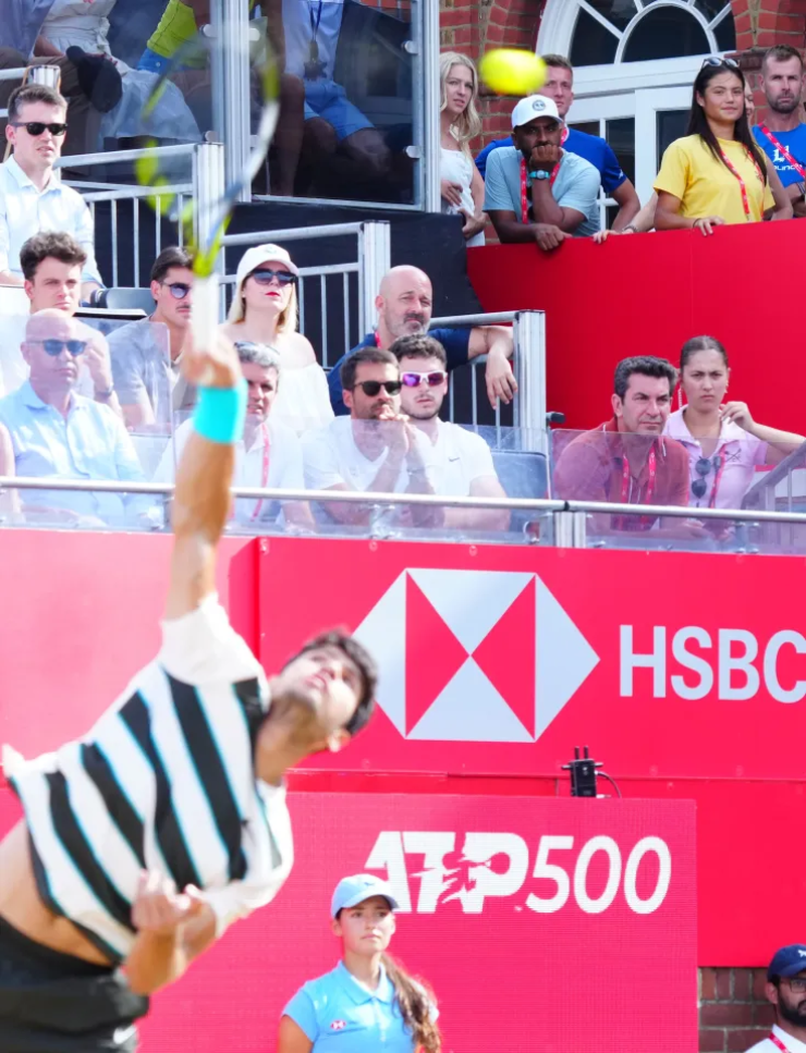Raducanu (áo vàng) tới cổ vũ Alcaraz thi đấu tại&nbsp;Queens Club 2025