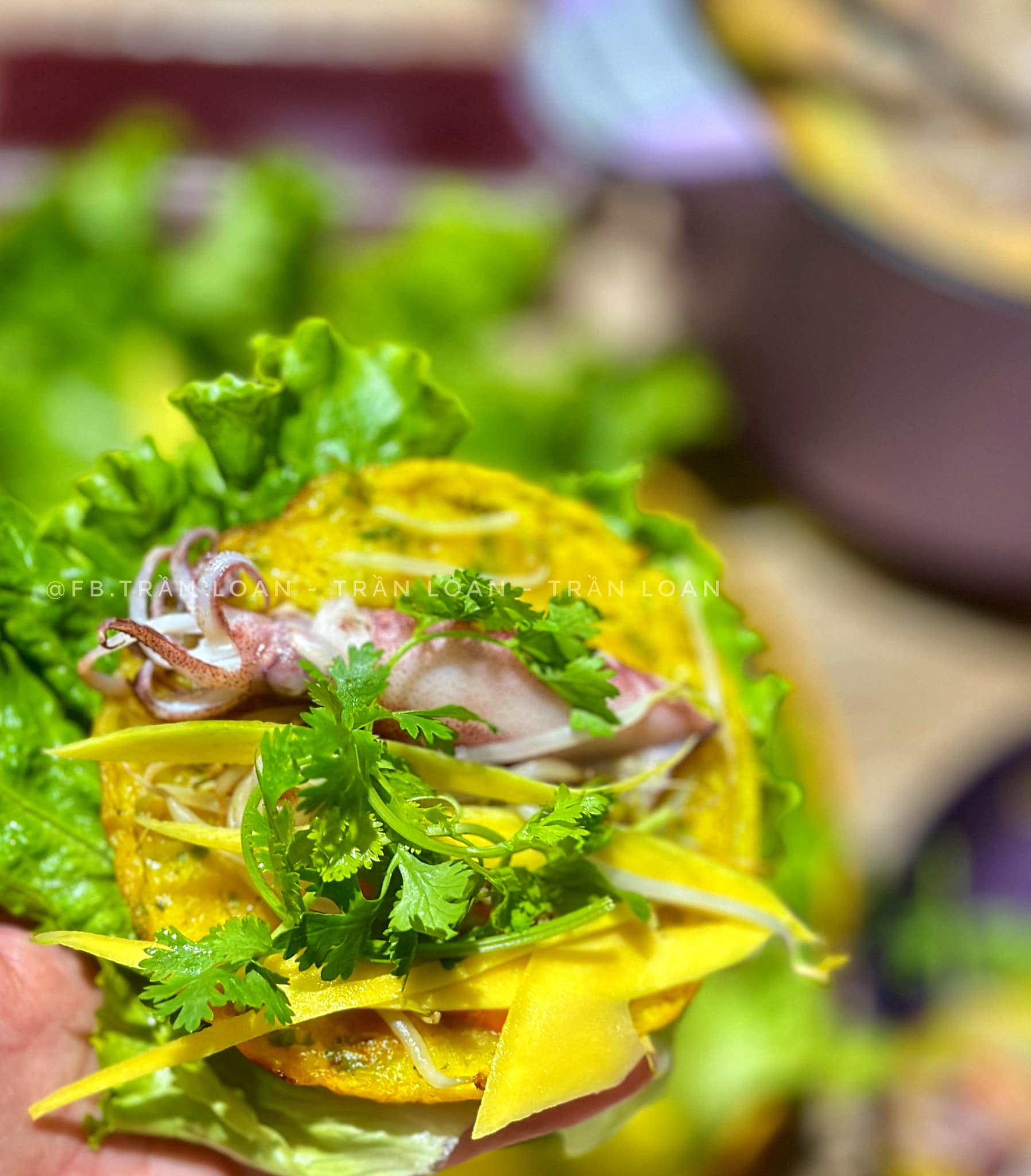 Bánh xèo có lớp vỏ giòn tan, các nguyên liệu tươi ngon vô cùng hấp dẫn, ăn hoài không chán!