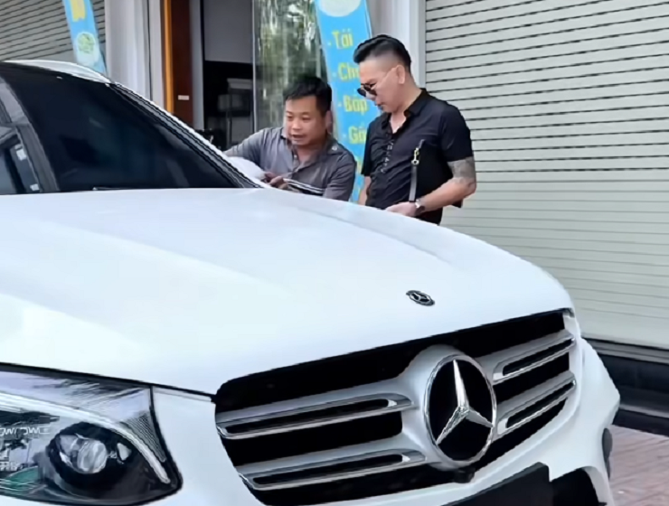 Trên trang cá nhân, Châu Việt Cường khoe mới tậu xe&nbsp;Mercedes C300.