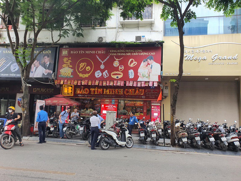 Cảnh vắng vẻ trở lại chỉ sau ít phút mở cửa.