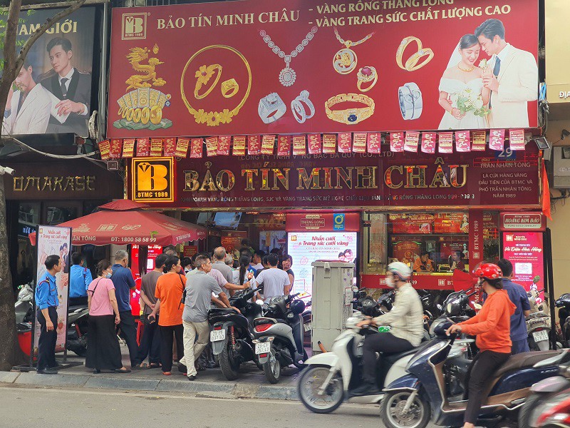 Trước khi mở cửa, chỉ một vài cửa hàng là có người xếp hàng mua bán nhưng vẫn không đông bằng thời điểm cách đây vài tháng.
