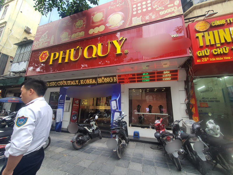 Phía cửa hàng Phú Quý cũng rất vắng vẻ.