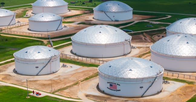 Iran tấn công vào căn cứ của Mỹ, giá dầu bất ngờ cắm đầu lao dốc - 1