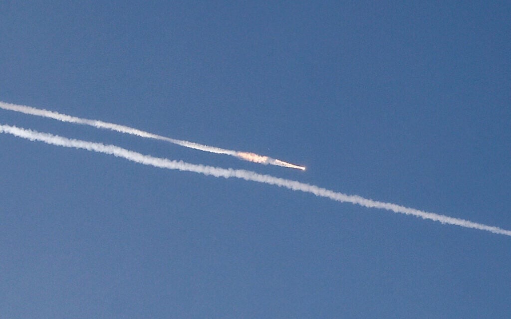 Dấu vết tên lửa Iran nhắm đến Israel. Ảnh: Jack Guez