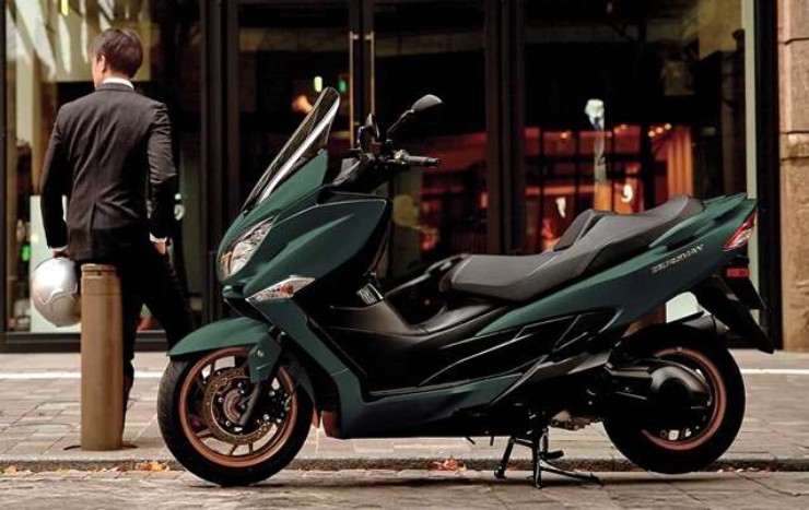Ra mắt 2025 Suzuki Burgman 400 màu mới, đe nẹt Yamaha XMAX - 1