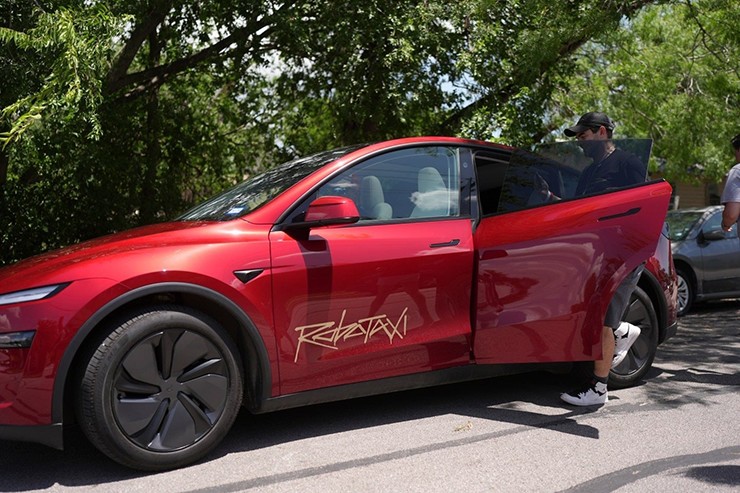 Tesla ra mắt dịch vụ robotaxi tự hành với giá 4,2 USD/chuyến - 1