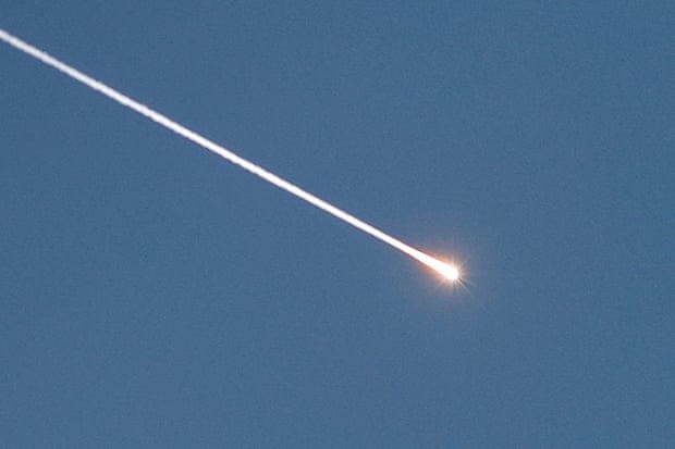 Một tên lửa Iran bắn về phía Israel trước lệnh ngừng bắn. Ảnh: Mussa Qawasma