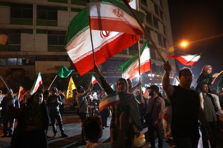 Người Iran ăn mừng sau đòn tấn công vào căn cứ quân sự Mỹ ở Trung Đông. Ảnh: West Asia News Agency