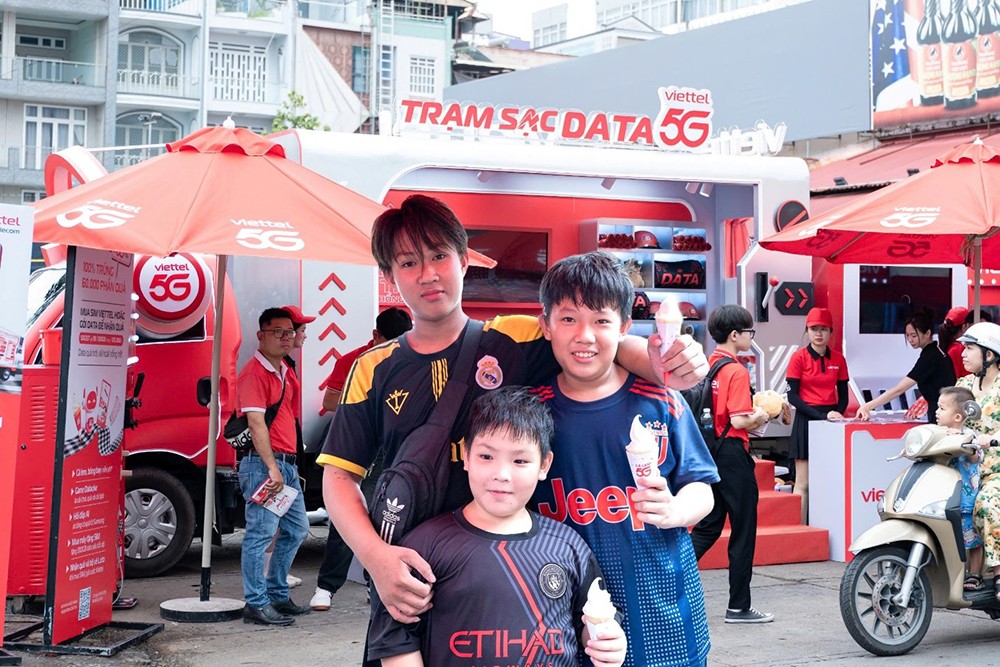 Người dân miền Tây tận hưởng cây kem (cà lem) mùa hè tại xe 5G Viettel