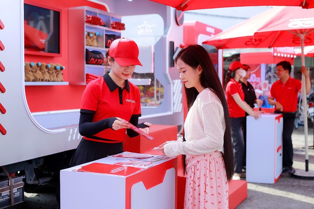 Nhân viên Viettel tư vấn cho người dân các gói cước ưu đãi