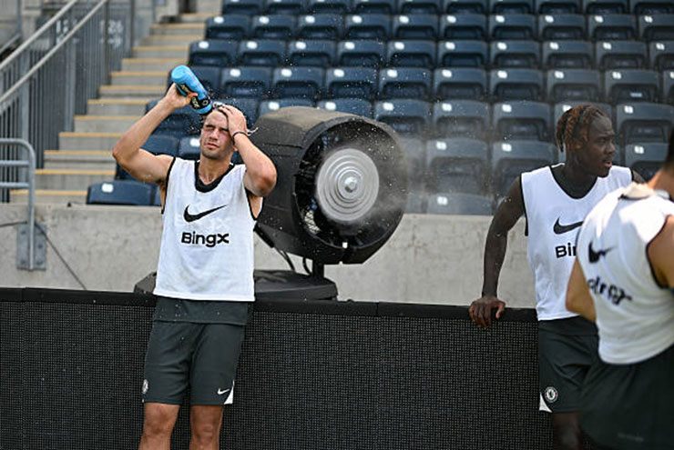Nhiệt độ quá nóng khiến các cầu thủ Chelsea phải tưới nước lên đầu hoặc đứng gần quạt phun nước