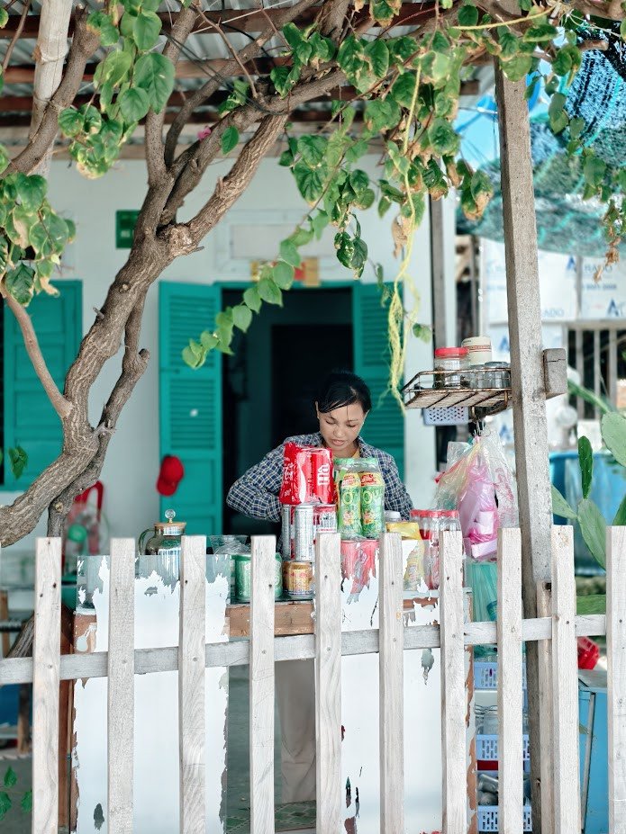 Những hàng quán bình dị của người dân trên đảo. Ảnh: Thiều Sang