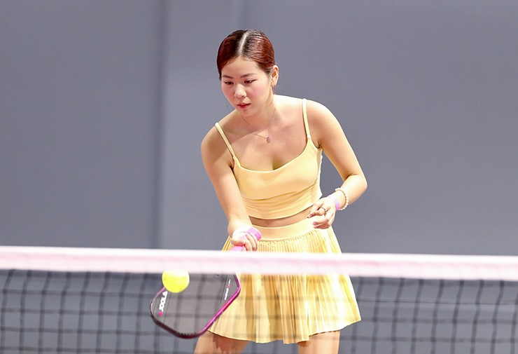 Nguyễn Thị Hương Ly, hot girl quê Hà Nội đang sinh sống tại TP.HCM, đã gây ấn tượng mạnh tại giải Pickleball VPO TP.HCM Open 2025 khi giành cú đúp danh hiệu trong một ngày thi đấu căng thẳng. Dù phải tranh tài cùng lúc ở hai nội dung, cô vẫn thể hiện thể lực dồi dào và kỹ thuật tốt để mang về giải thưởng ở cả đôi nam nữ nghệ sĩ và đôi nữ trình độ 5.5.

