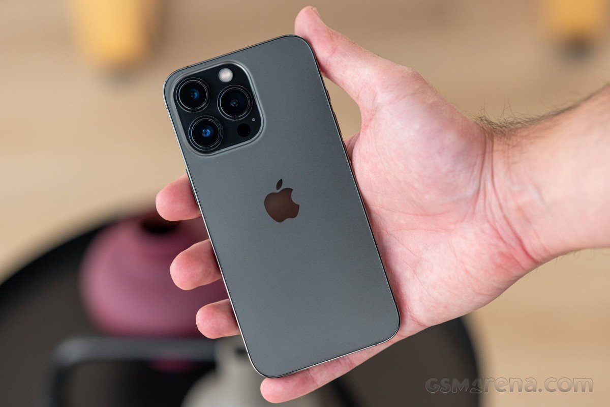 iPhone 13 Pro tiếp tục duy trì thiết kế vuông vắn, hiện đại