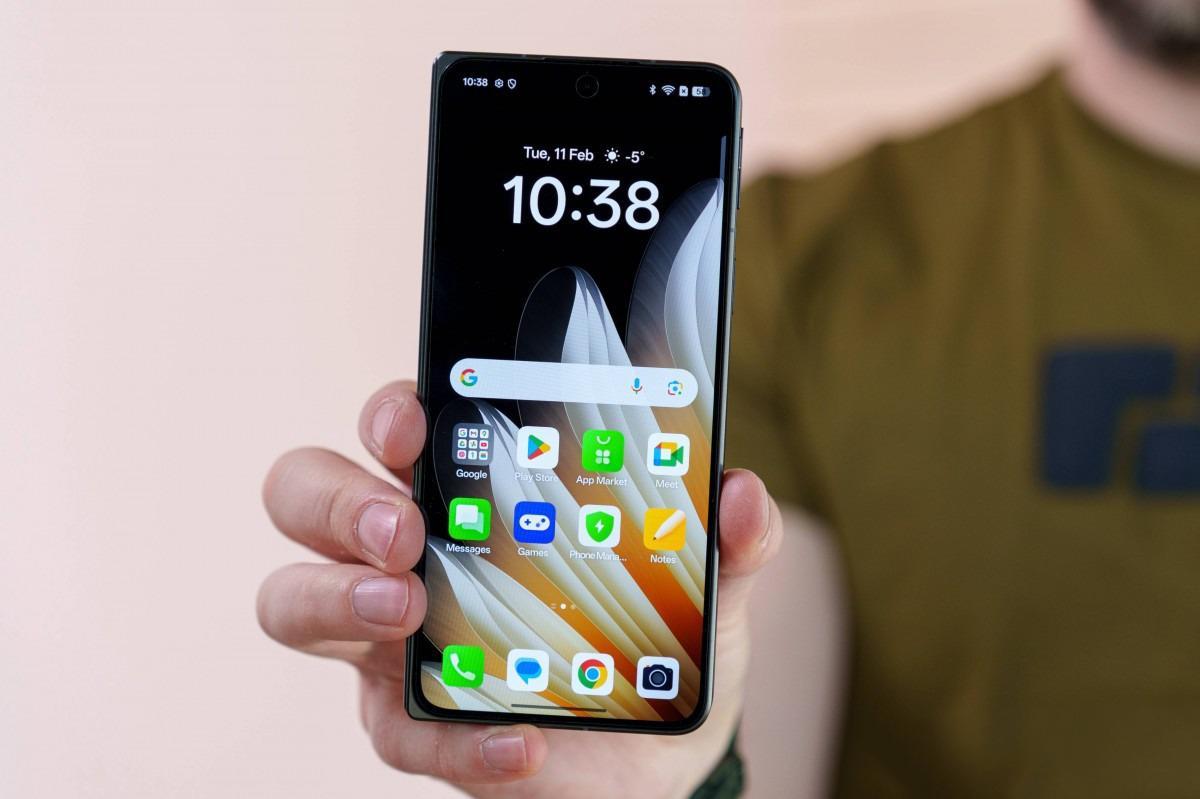 OPPO Find N5 khi gập lại trông rất gọn gàng và vừa tay