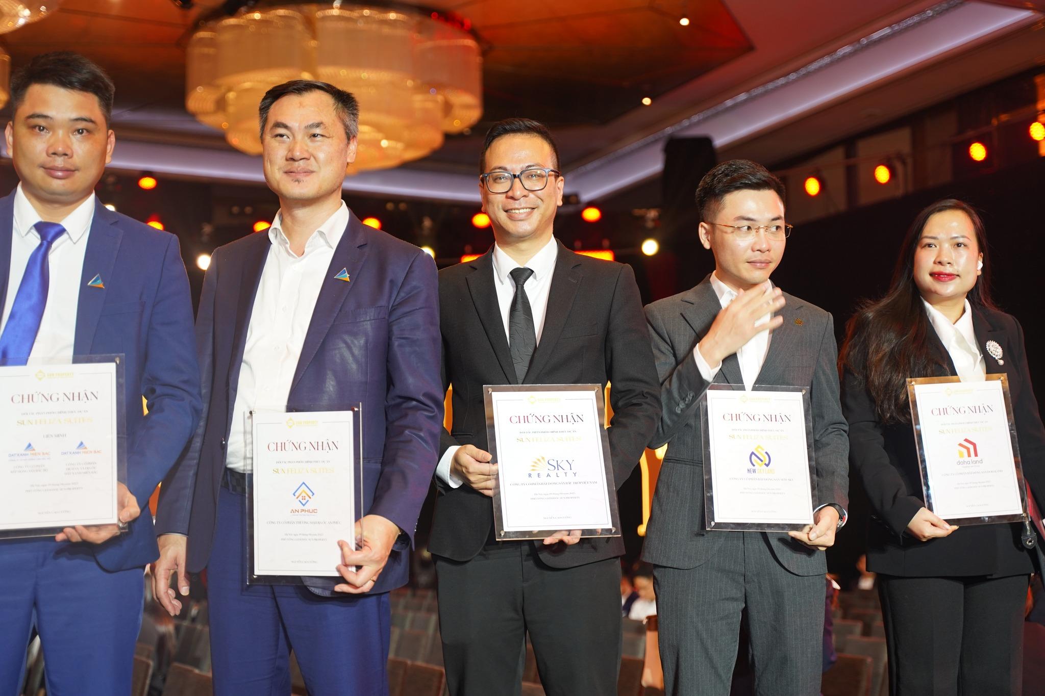 Ông Hồ Ngọc Tùng – P. TGĐ Sky Realty lên nhận giấy chứng nhận đại lý F1 phân phối chính thức Sun Feliza Suites.