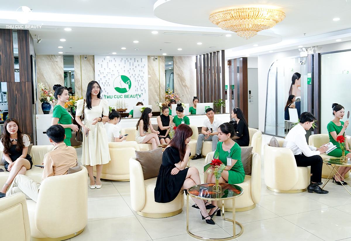 Trong suốt 29 năm, Thu Cúc tạo nên một không gian gắn kết cho hàng triệu khách hàng, trong đó có rất nhiều hoa hậu và người nổi tiếng