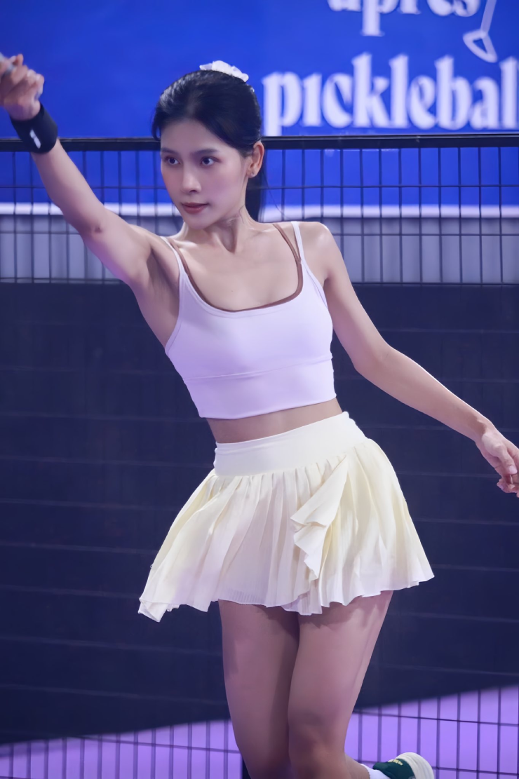 Kiên Thúy Vi, hot girl quê Kiên Giang và hiện đang sinh sống, làm việc tại TP.HCM trong lĩnh vực nhân sự, đã nhanh chóng trở thành gương mặt nổi bật của làng pickleball Việt Nam nhờ vóc dáng nóng bỏng và kỹ năng thi đấu ấn tượng. Cô sở hữu chiều cao 1m69 cùng số đo ba vòng chuẩn mực 84-63-98 cm, được nhiều người biết đến qua những hình ảnh gym khoẻ khoắn và quyến rũ trên trang cá nhân.
