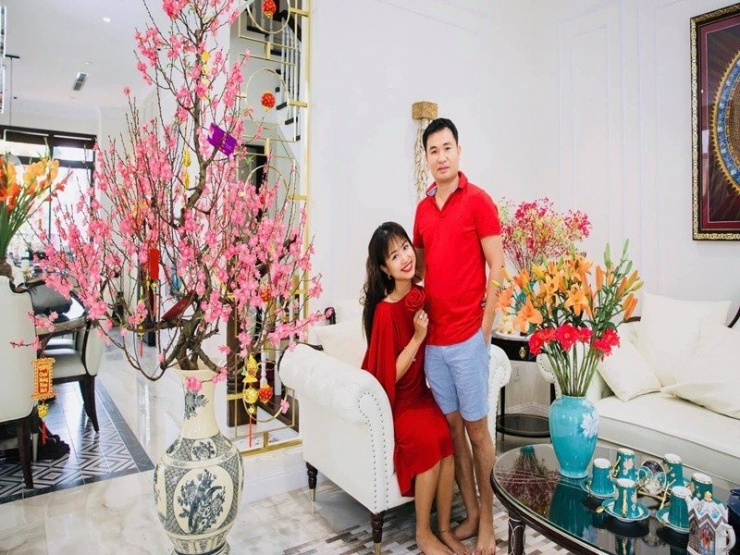 Nữ MC cùng chồng thường trang hoàng nhà cửa lộng lẫy mỗi dịp lễ Tết. Ảnh: FB Vân Hugo.
