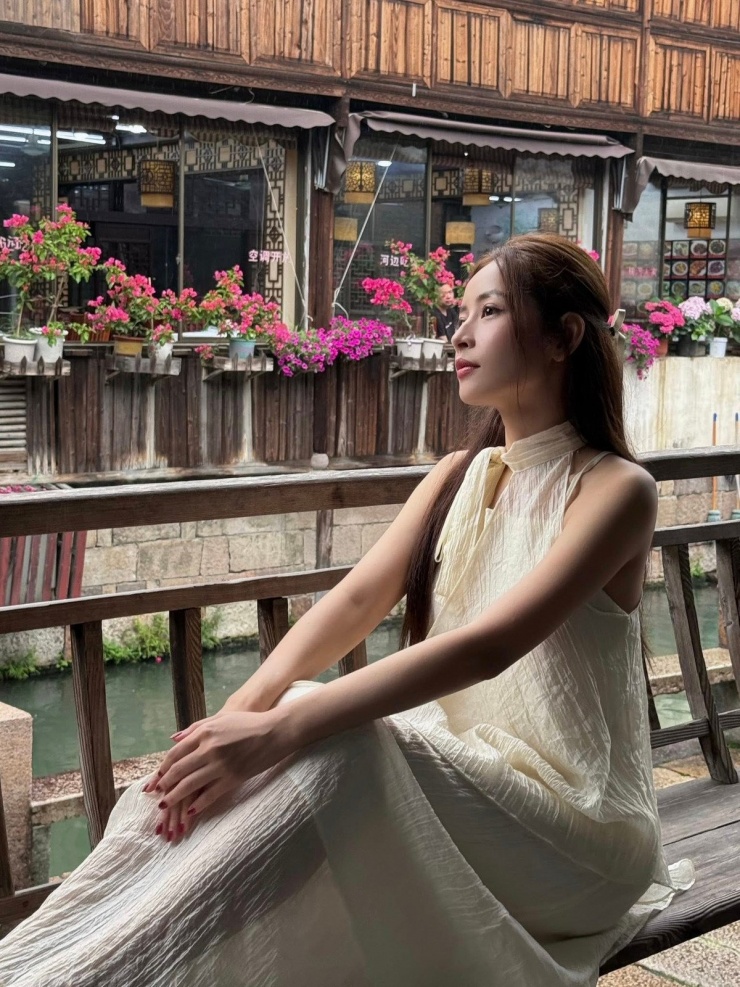 Sau thành công rực rỡ tại "Tỷ Tỷ Đạp Gió Rẽ Sóng" và các hoạt động nghệ thuật tại Trung Quốc, Chi Pu ngày càng chứng tỏ sự chuyên nghiệp và sức hút toàn cầu của mình. Cô liên tục xuất hiện tại các sự kiện quốc tế, hợp tác với các thương hiệu lớn và không ngừng làm mới hình ảnh, phong cách.