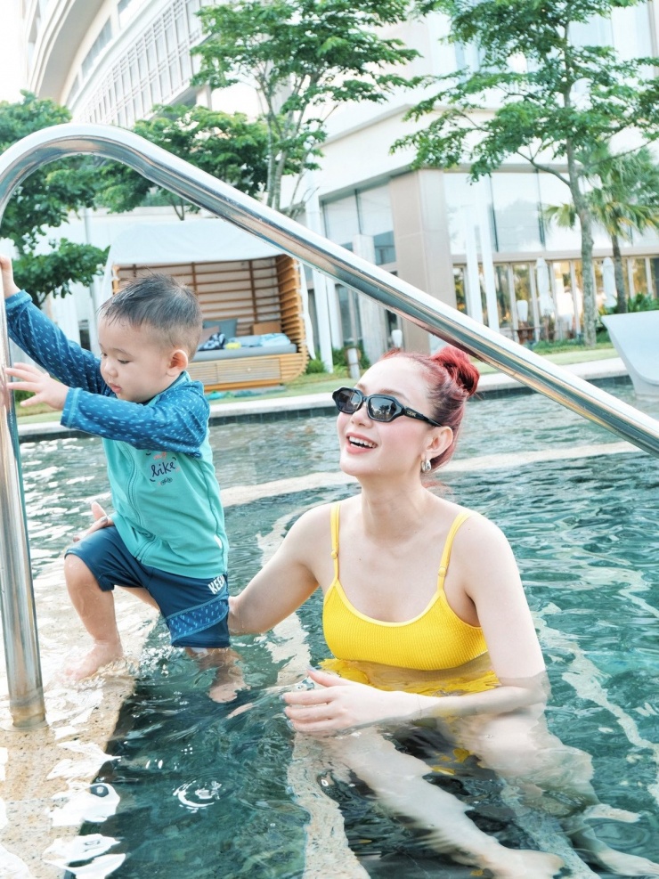 Trải qua một lần sinh nở, Minh Hằng vẫn duy trì được thân hình săn chắc, thon gọn nhờ chăm chỉ tập luyện kết hợp cùng chế độ ăn uống khoa học.