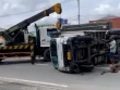 Xe tải lật trên đường Đỗ Mười, hai người thoát chết trong gang tấc