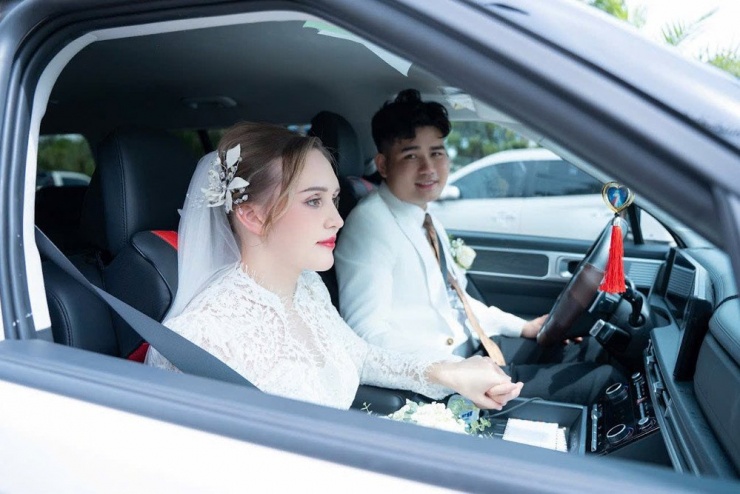 Đình Mạnh hạnh phúc khi đón được vợ về dinh 