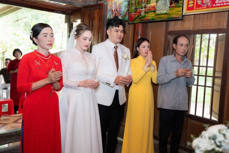 Cặp đôi cùng thắp hương cúng gia tiên 