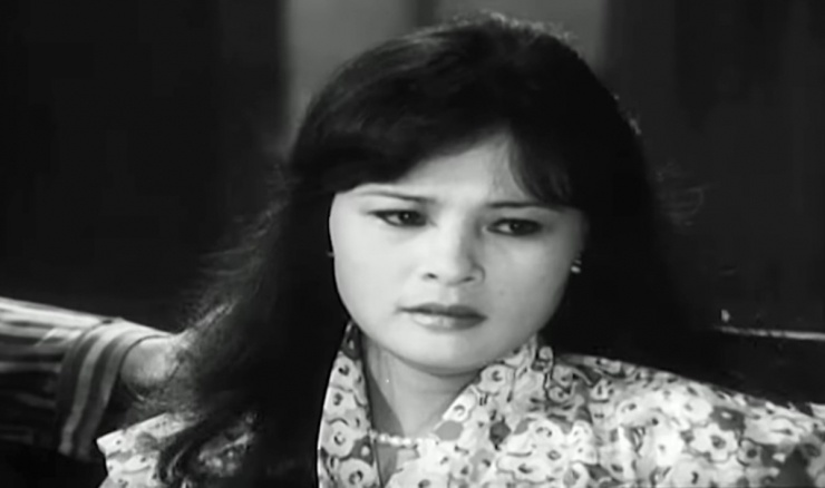 Trích đoạn Thủy bị ông Bổng (Văn Toản) lấy chuyện ngoại tình của cô để ép cho vay tiền. Video: YouTube Phim hay điện ảnh mới nhất