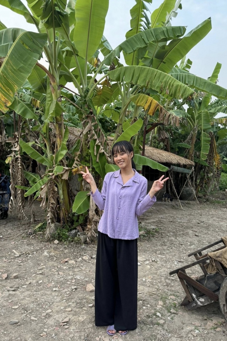 Cô xuất hiện với vẻ chân quê trong các bộ đồ bình dân, gương mặt gần như để mộc, làm khán giả tin vào nhân vật cô giúp việc nhà nghèo.