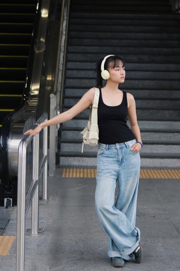 Phương Thanh thích phối áo thun bó, crop top với quần jeans dáng rộng. Cô cao 1,63 m, nặng 50 kg. Cô cho biết bí quyết giữ dáng thanh mảnh là tập thể dục, chơi thể thao thường xuyên.
