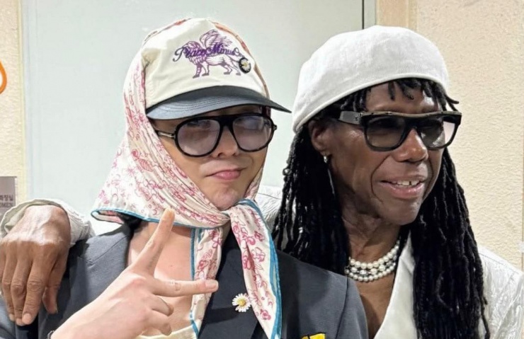 G-Dragon (trái) bên nghệ sĩ guitar Mỹ Nile Rodgers.