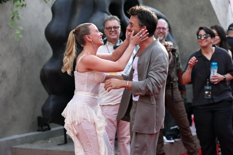 Scarlett Johansson công khai hôn người đàn ông khác ngay trước mặt chồng - 1