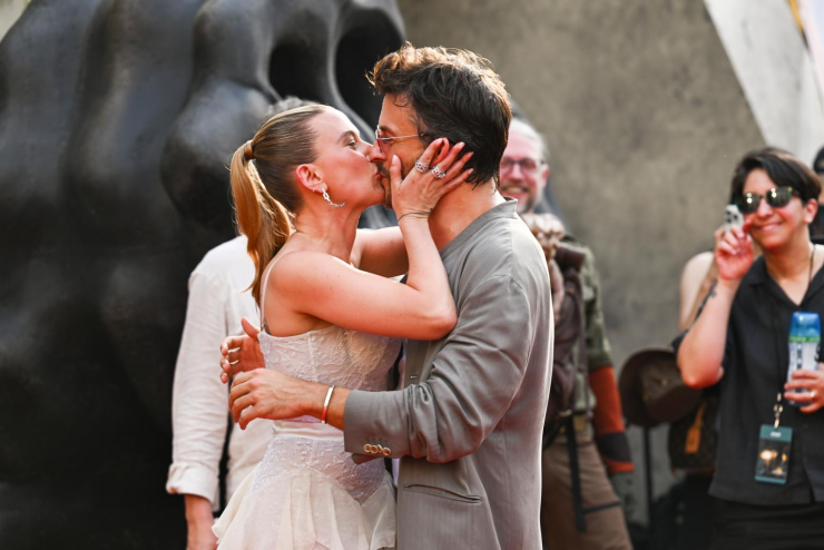Scarlett Johansson và bạn diễn Jonathan Bailey trao nhau nụ hôn nồng cháy