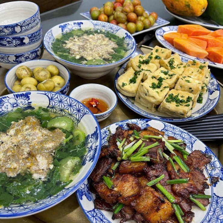 Bữa cơm chiều giản dị nhưng ấm lòng: Thịt rang cháy cạnh thơm lừng, đậu rán tẩm hành, canh mồng tơi cua đồng cùng đĩa cà muối giòn tan – chuẩn “món ăn ngon mỗi ngày” của người Việt.