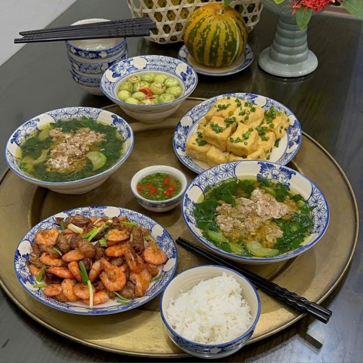 Mâm cơm bình dị mà ấm lòng: Tôm rang thịt thơm nức, đậu rán mỡ hành, canh cua mồng tơi ngọt thanh cùng bát cà pháo giòn tan – chuẩn vị “món ăn ngon mỗi ngày” của người Việt.