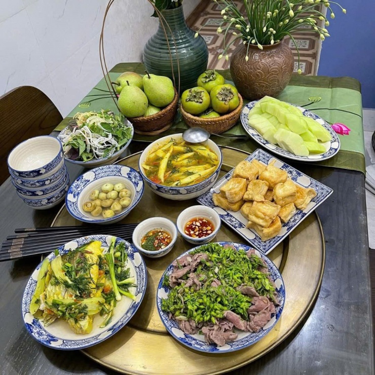 Mâm cơm ngày hè thanh mát với canh chua cá lóc, thịt bò xào bông thiên lý, đậu rán và cà pháo muối giòn tan. Tráng miệng bằng lê, hồng xiêm, dưa gang, ăn no mà nhẹ bụng, chuẩn “món ăn ngon mỗi ngày” nhà nào cũng mê!