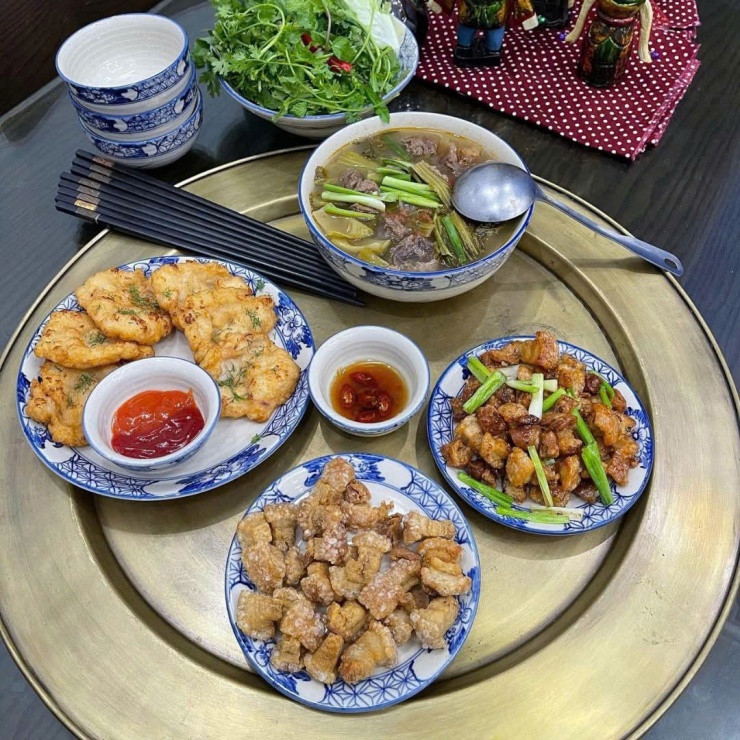 Mâm cơm chiều vừa no vừa vui với chả mực chiên thì là, sụn gà giòn rụm, thịt rang cháy cạnh và canh dưa bò chua thanh. Ai bảo món ngon mỗi ngày là phải cầu kỳ?