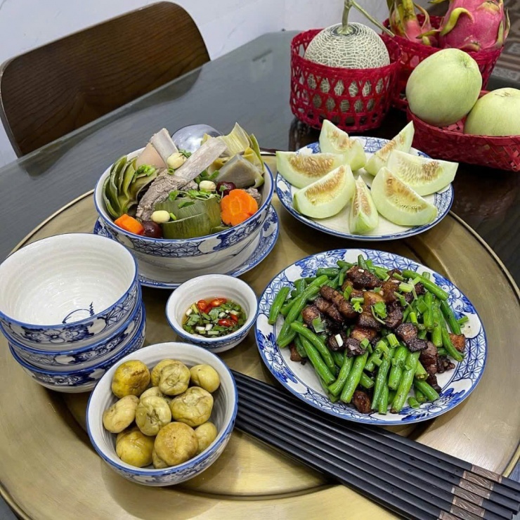 Mâm cơm thanh đạm mà chất lượng: Canh hầm củ sen ngọt lành, đỗ xào thịt đưa cơm, cà pháo muối chuẩn vị. Thêm dưa lê tráng miệng nữa là trọn vẹn bữa ăn “ngon lành cành đào” đúng chuẩn món ăn ngon mỗi ngày.