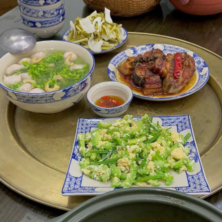 Chỉ cần khổ qua xào trứng, cá kho tộ và bát canh bầu nóng hổi là đủ cho một bữa cơm nhà tròn vị. Không cần cầu kỳ, chỉ cần nấu bằng cả tấm lòng, đúng nghĩa món ăn ngon mỗi ngày.