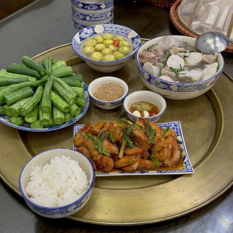 Một mâm cơm giản dị mà ngon khó cưỡng: Tôm rim mặn ngọt, canh khoai sọ hầm sườn, thêm cà pháo giòn, lặc lè luộc chấm muối vừng và bát cơm trắng dẻo, quá đủ để gọi tên món ăn ngon mỗi ngày.