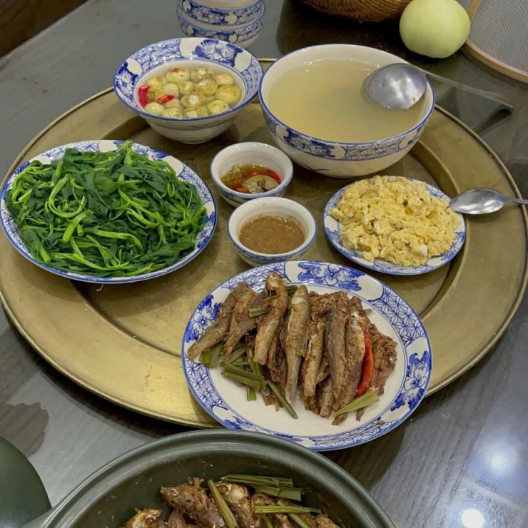 Cá kho, trứng chiên, rau muống luộc chấm mắm nêm, thêm bát cà pháo giòn, giản dị thôi mà sao lại thấy ngon đến thế. Bữa cơm nhà đâu cần cầu kỳ, chỉ cần đậm tình như vậy là đủ “món ăn ngon mỗi ngày”.