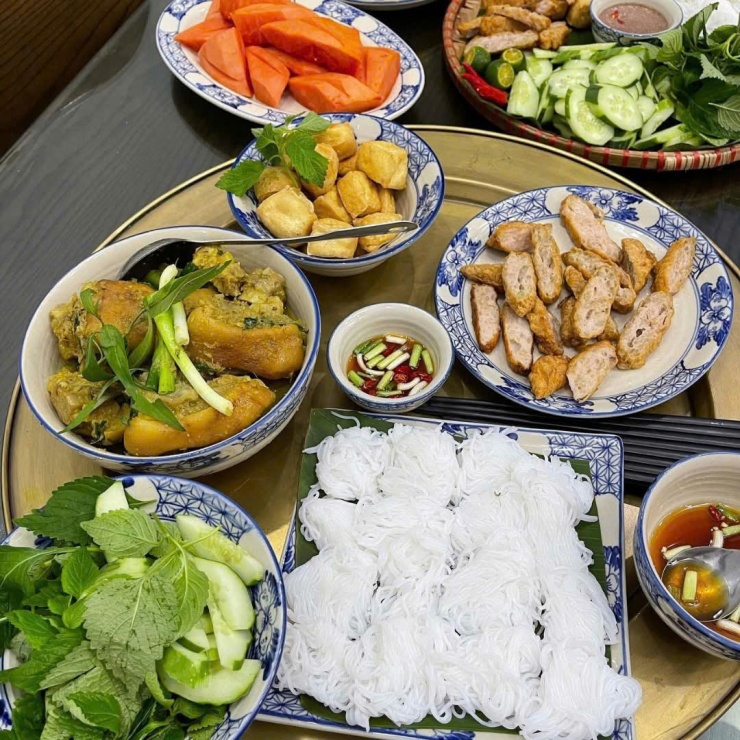 Bún chả cá, nem chua rán, đậu rán và rau sống, ăn kèm nước mắm pha chua ngọt hay mắm nêm đều ngon. Một bữa bún đầy đủ mà nhẹ bụng, rất thích hợp cho ngày hè oi ả. Đổi món vậy mới đúng chuẩn “món ăn ngon mỗi ngày”!